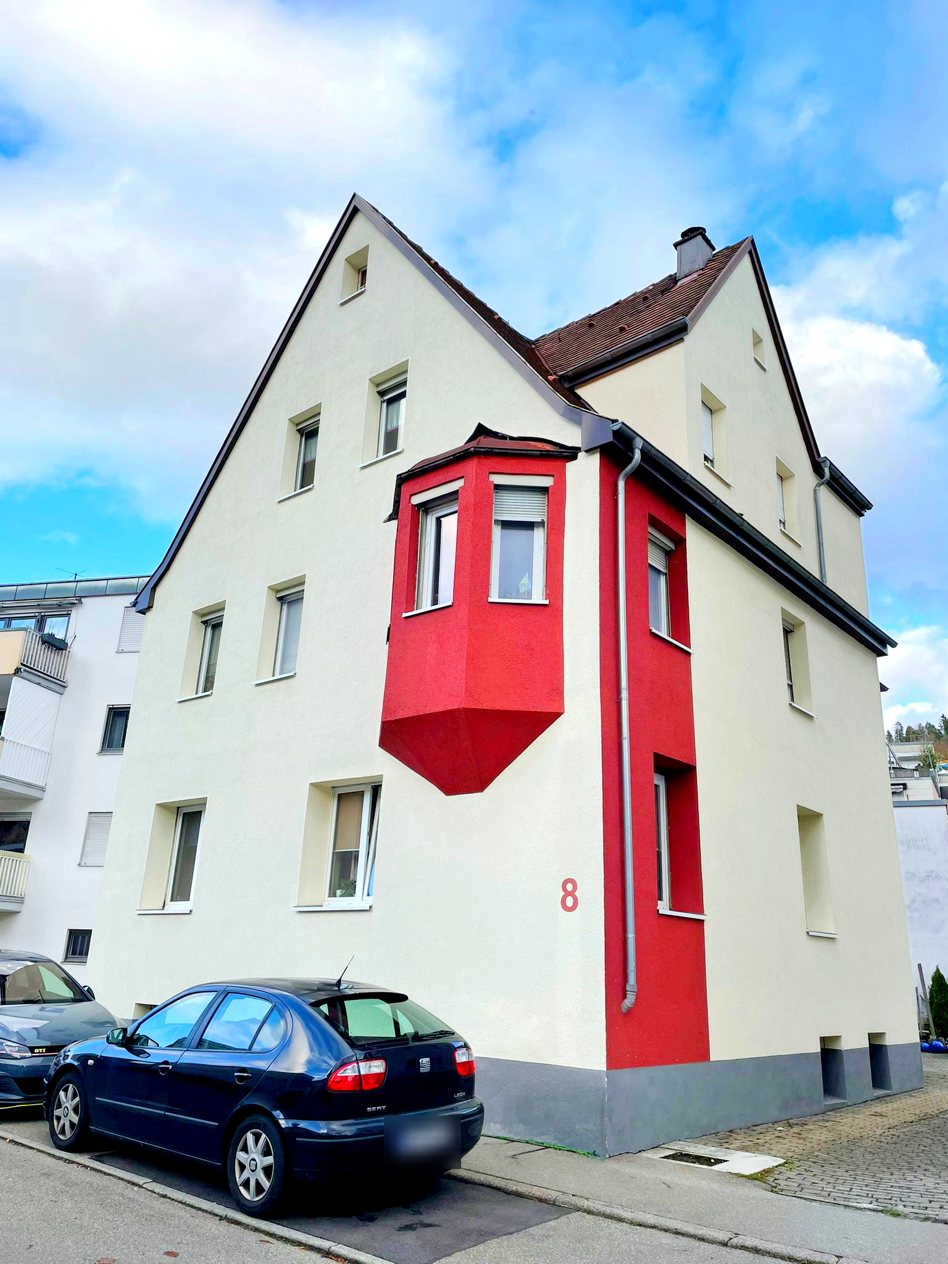 Mehrfamilienhaus in Albstadt mit Erker und roter Fassadenzier