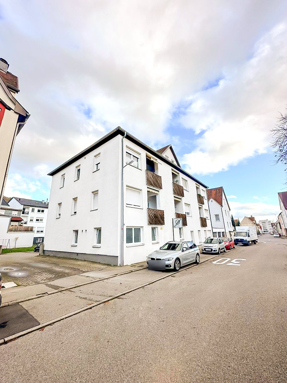 Mehrfamilienhaus in Albstadt mit weißer Fassade an der Straße