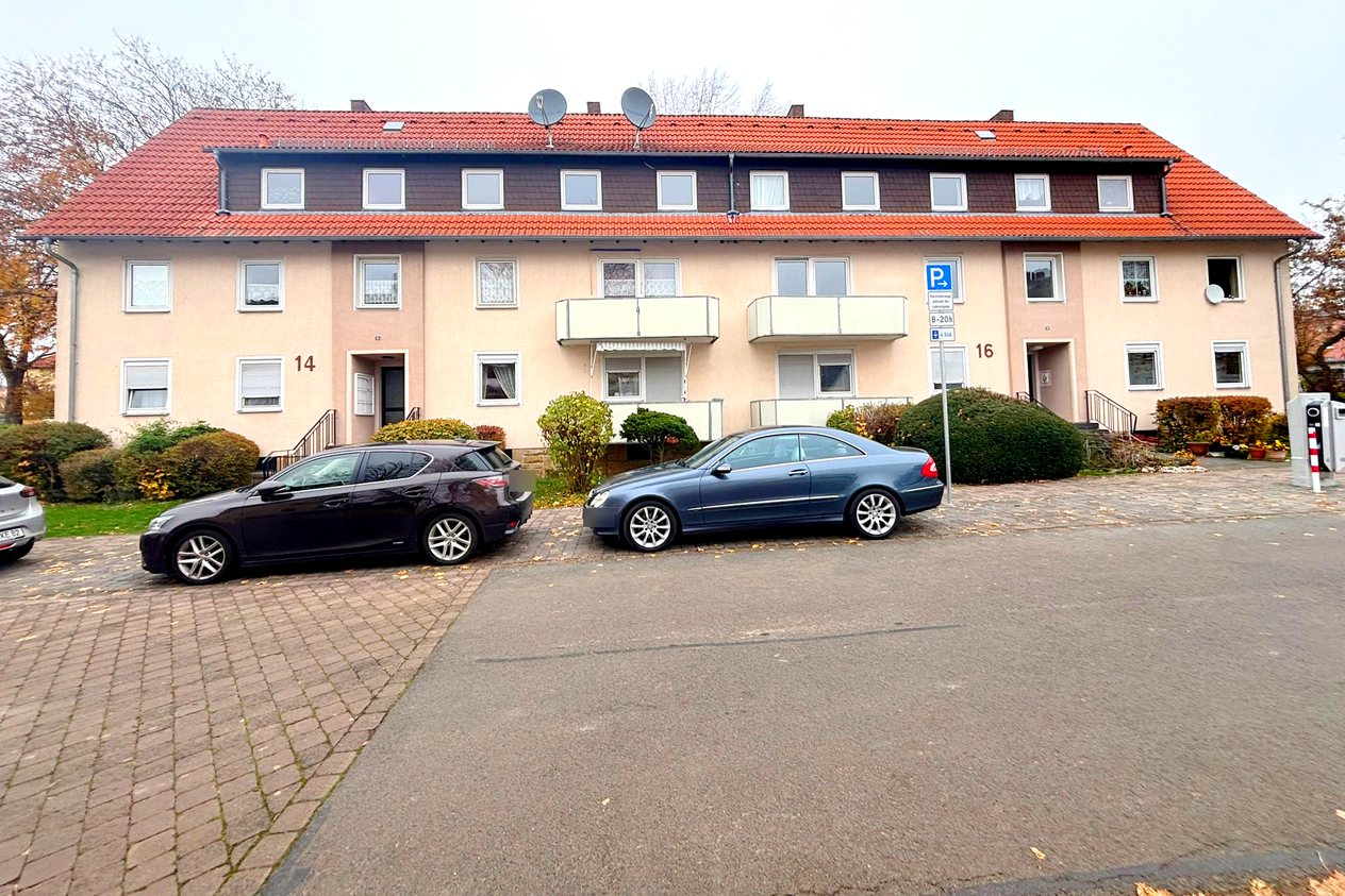 Mehrfamilienhaus in Alsfeld mit hellem Putz und rotem Dach