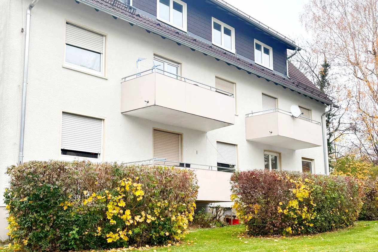 Gartenseite des Mehrfamilienhauses in Alsfeld mit Rasenfläche