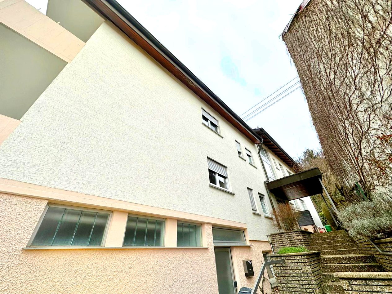 Mehrfamilienhaus in Baden-Baden mit heller Fassade am Hang