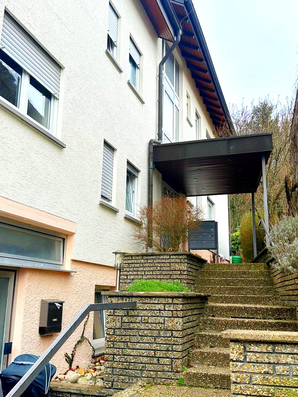 Mehrfamilienhaus in Baden-Baden mit Außentreppe und überdachtem Zugang