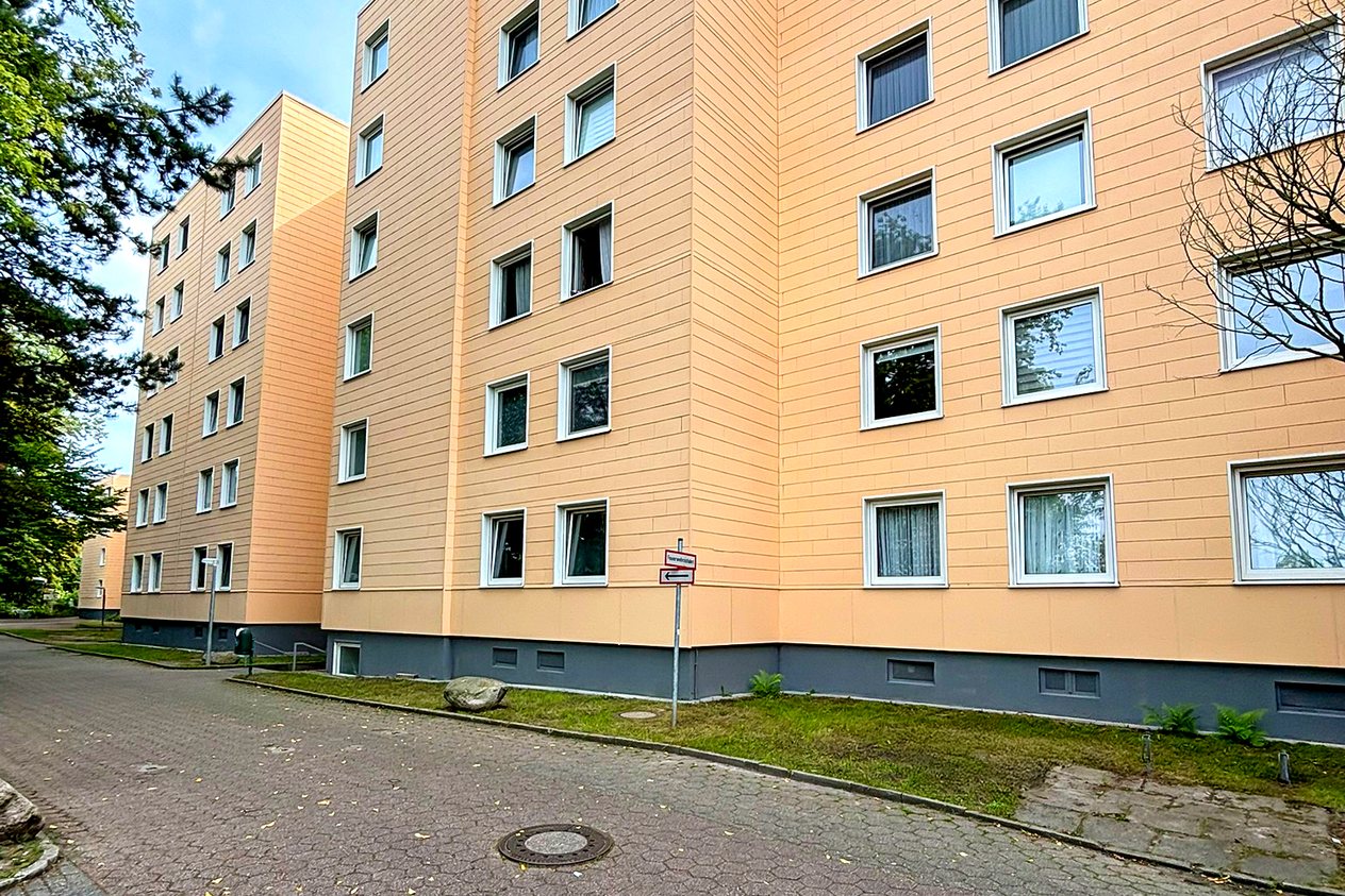 Seitenansicht des Mehrfamilienhauses in Düsseldorf mit Balkonen