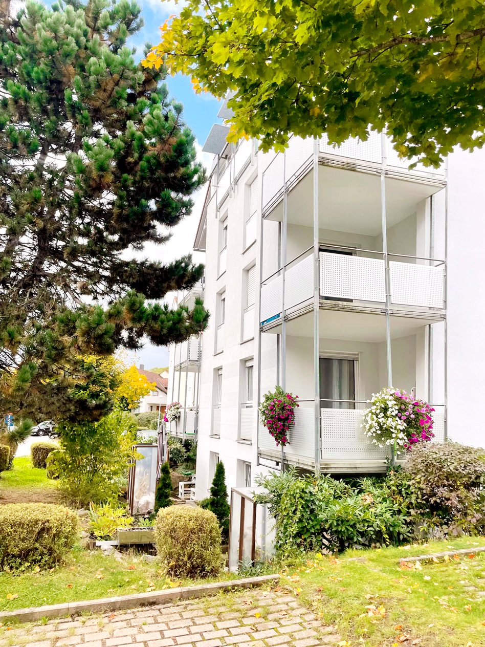 Weißes Mehrfamilienhaus in Freudenstadt mit Balkonen und Blumenkästen