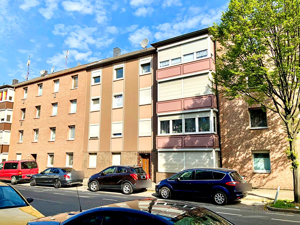 Mehrfamilienhaus in Gelsenkirchen mit brauner Fassade und verglasten Balkonen
