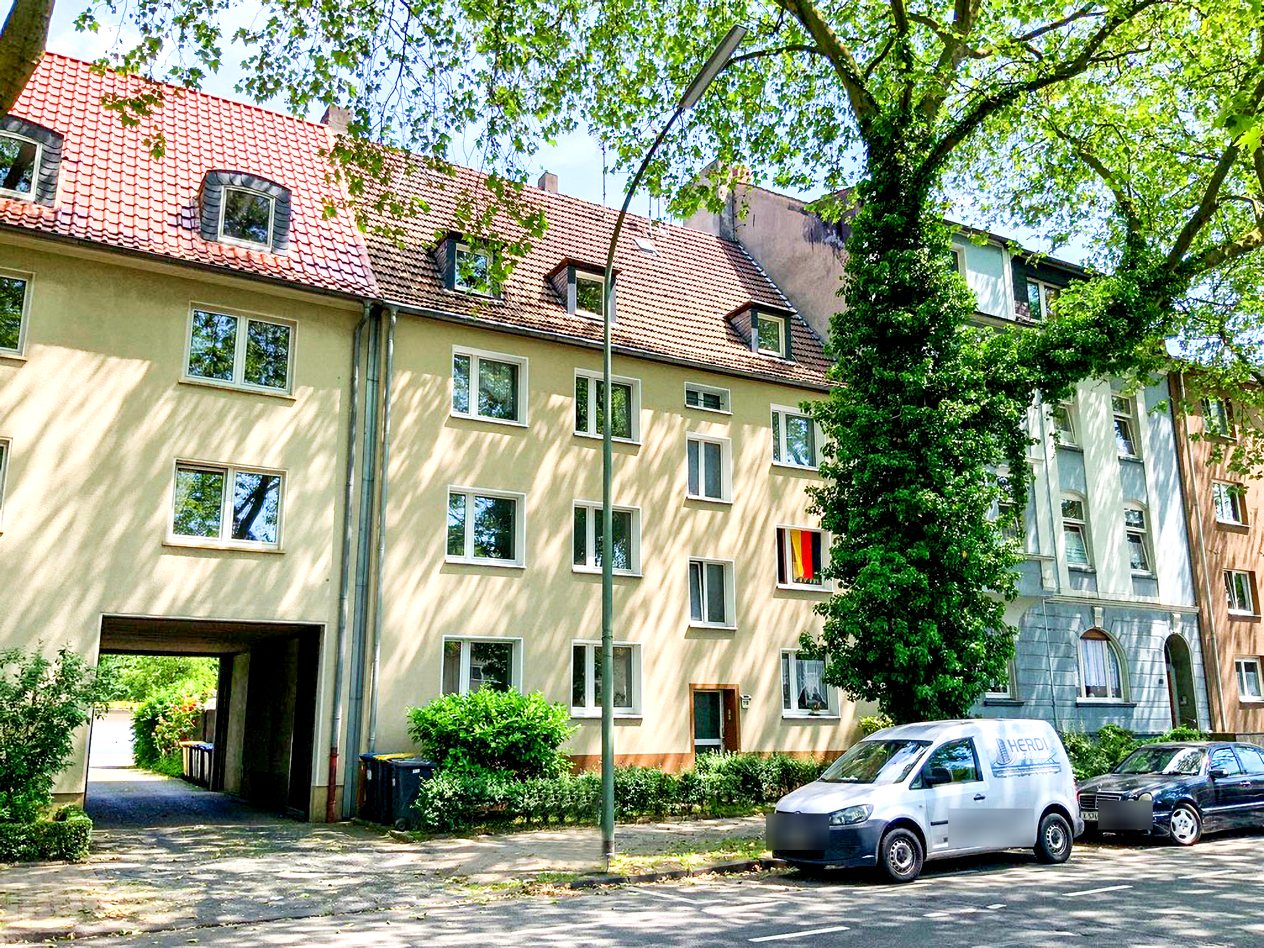 Mehrfamilienhaus in Gelsenkirchen mit rotem Ziegeldach und Durchfahrt