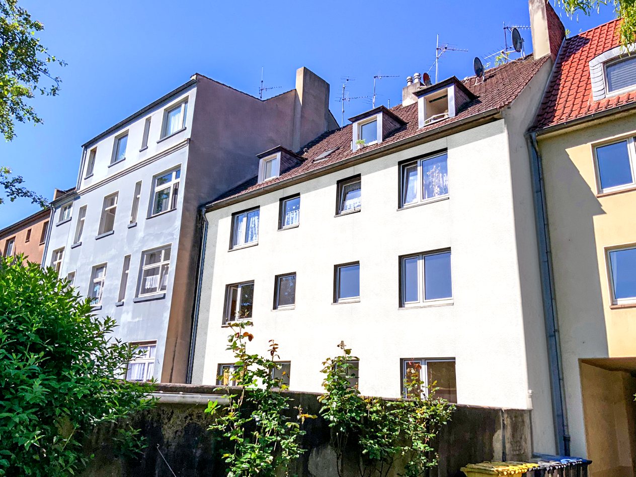 Weißes Mehrfamilienhaus in Gelsenkirchen mit Dachgauben