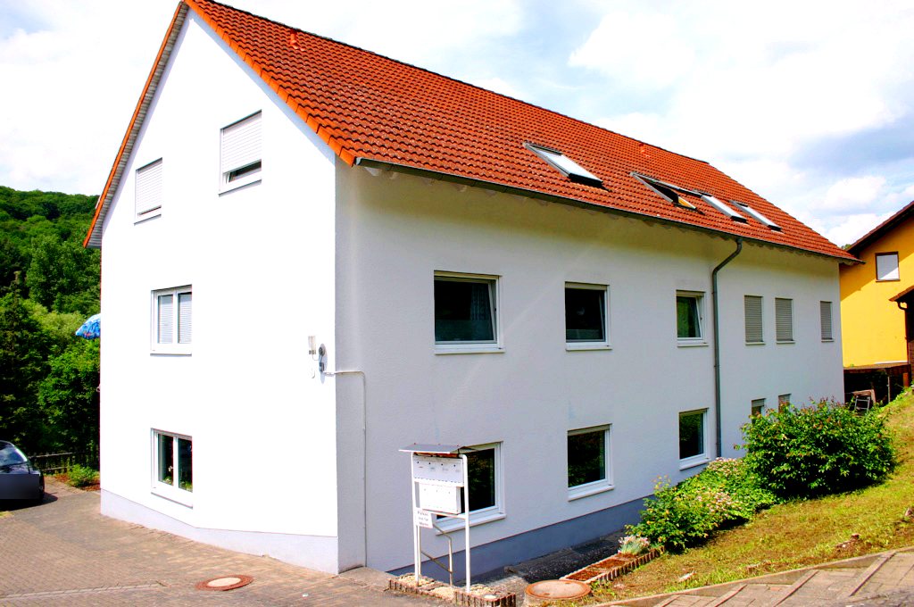 Mehrfamilienhaus in Heinzenhausen, Giebelseite mit Dachfenstern