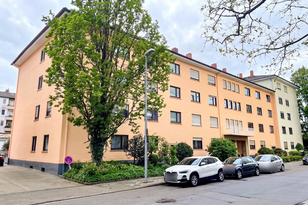 Mehrfamilienhaus in Ludwigshafen mit Eingang und Vorgarten