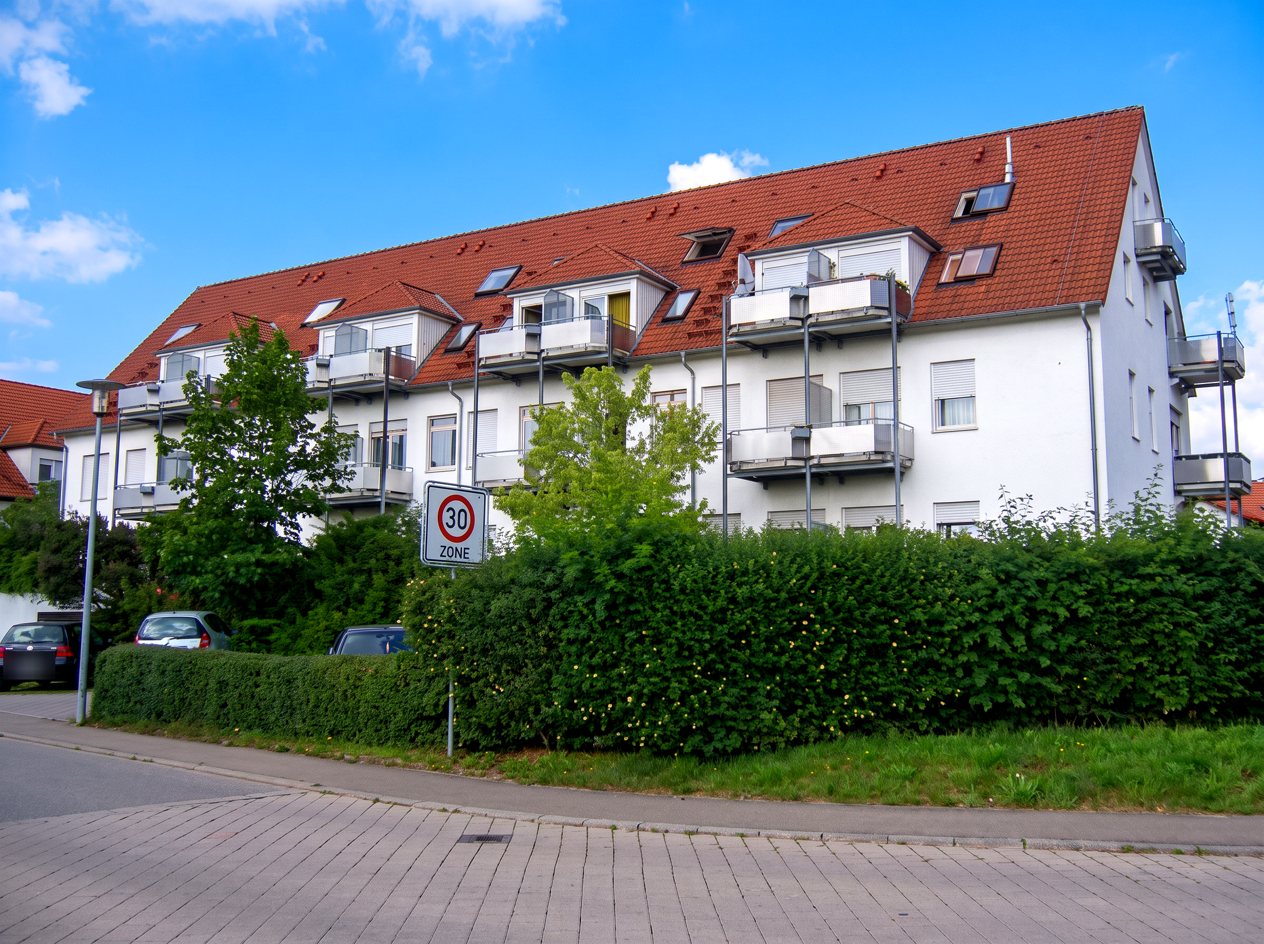 Wohnanlage in Pfullendorf mit Balkonen, Dachgauben und Hecke