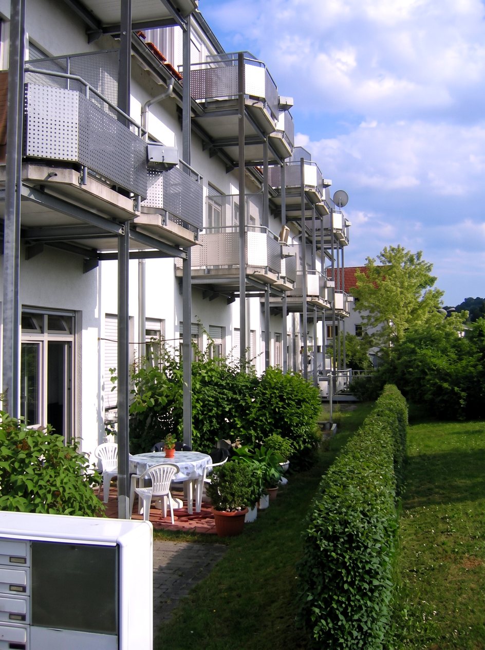 Balkonseite einer Wohnanlage in Pfullendorf mit Terrasse und Garten