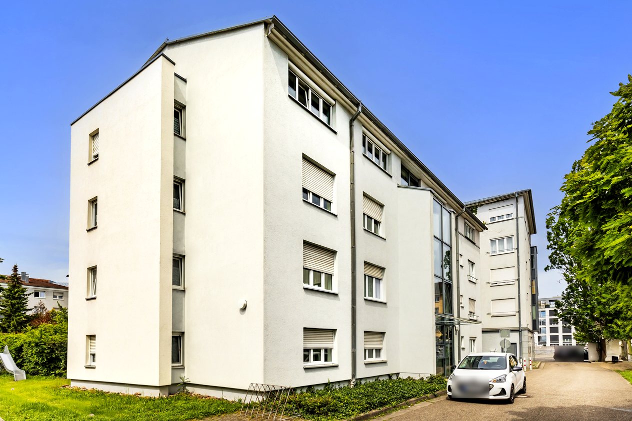 Weißes Mehrfamilienhaus in Rastatt mit Fensterläden