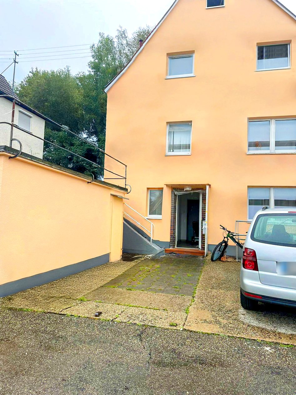 Mehrfamilienhaus in Villingen-Schwenningen mit Eingang und Hof