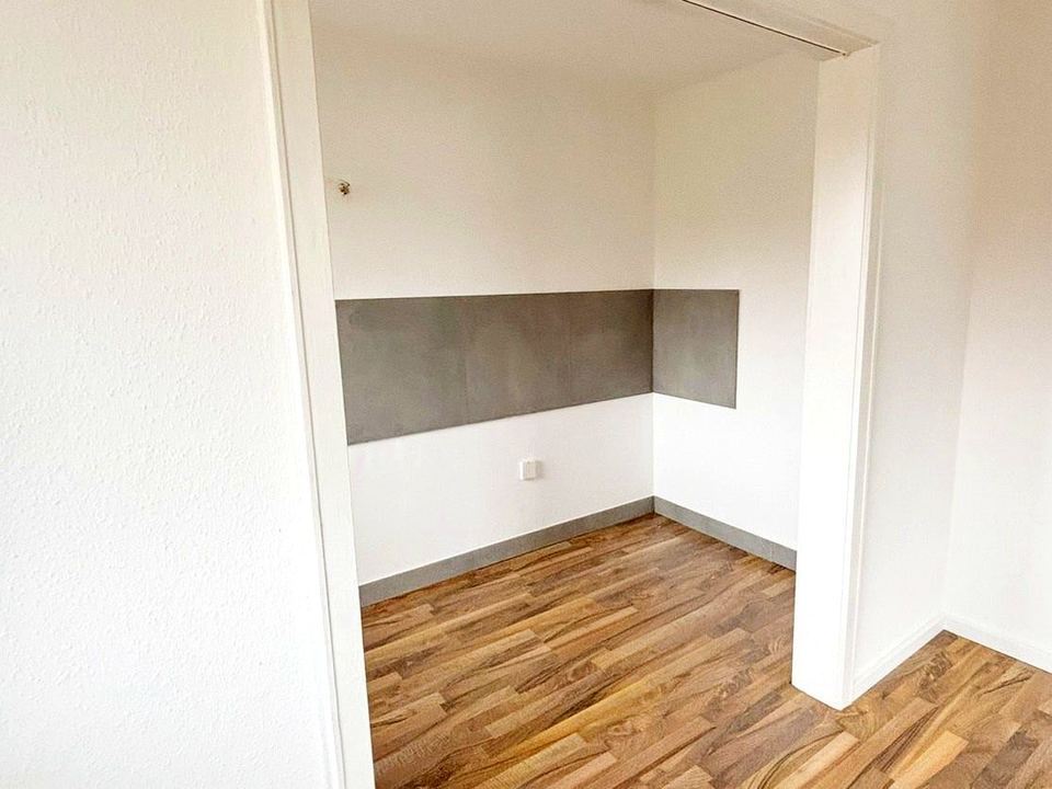 Wohnraum mit offenem Durchgang zur neuen Küchenzeile