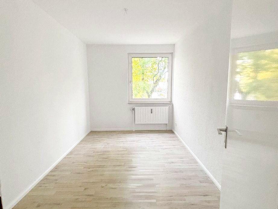 Frisch renoviertes Zimmer mit hellem Dielenboden